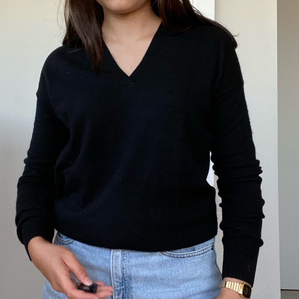 Uniqlo black vneck long cashmere sweater
